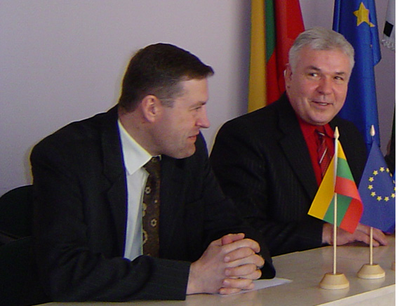 J. Bendžiaus (dešinėje) pasiūlymą, kaip Tarybai nepasigadinti įvaizdžio, meras V. Pozingis (kairėje) atmetė. (O. Lidžiaus nuotr.)