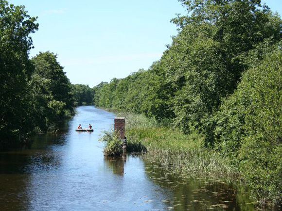 Naujasis ekologinis takas į Ventę turėtų vingiuoti ir greta Vilhelmo kanalo. (miestai.net nuotr.)